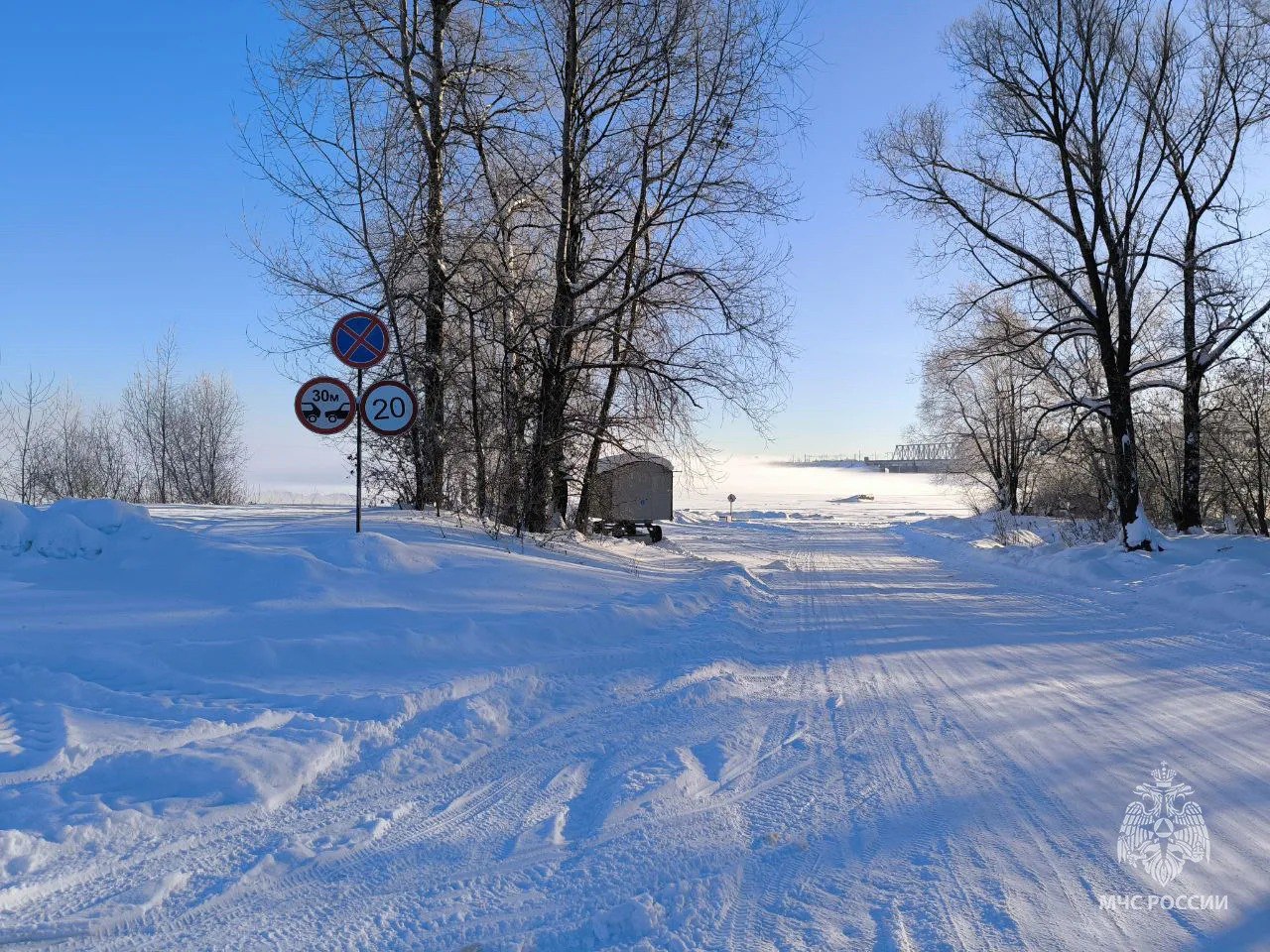 Лед окреп С 26 января в Удмуртии до 10 т увеличили грузоподъемность ледовой переправы через Каму по маршруту Сарапул Борок Водителей призывают не выезжать на лед в неприспособленных для этого местах и соблюдать знаки установленной грузоподъемности на переправе Фото пресс служба ГУ МЧС по Удмуртии Подписаться на нас Telegram I MAX