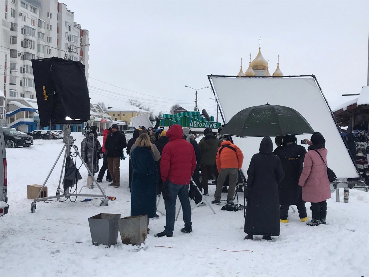 В Архангельске начались съемки фильма «По-братски».  Это добрая комедия о людях Севера, которые, решив развестись, понимают, что такое настоящая любовь и счастливая семья! Сюжет проекта повествует об истории из жизни двух супружеских пар, одна из которых – Антон и Света - принимают решение развестись. Однако "счастливый" случай препятствует их быстрому разводу, и они вынуждены ехать к себе на родину, где заключали брак.  Поездка из-за второй пары - Вали и Вари - превращается в непредсказуемое испытание, наполненное сложностями, поломками, погонями и потерями, но самое главное – человеческими открытиями, которые сделают Антон и Света друг о друге.  Несколько дней невероятного путешествия по российскому суровому Северу постепенно снова сближают Антона и Свету, подталкивают героев к обретению не только настоящих друзей Вали и Вари, но и семьи, которую, как им казалось, они уже потеряли.  Источник:сми #Архангельск    Подписаться  Заказать Рекламу