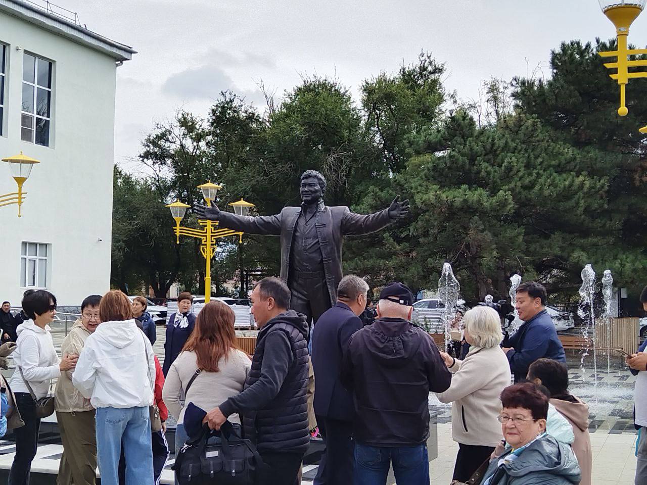 элистинские акварели напротив Филармонии открылся памятник великому калмыцкому композитору Аркадию Наминовичу Манджиеву Калмыкия Калмыкия Элиста элистинские акварели c источник