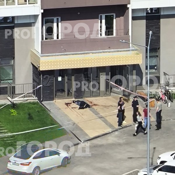Мужчина выпал из окна дома на улице Потребкооперации, 40. Инцидент произошел сегодня утром.