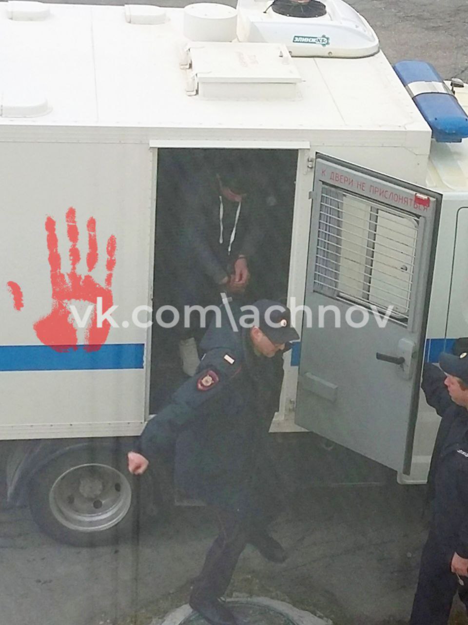 ‼ Сегодня в Магнитогорске осудили военнослужащего, который убил человека Обвиняемый избил жертву в машине. Пострадавший получил травмы, от которых скончался через несколько дней после нападения. По данным Магнитогорского гарнизонного военного суда 10 лет колонии строгого режима получил контрактник. Рядового признали виновным в причинении тяжкого вреда здоровью человека, повлекшего по неосторожности смерть потерпевшего. Преступление военнослужащий совершил 21 апреля 2024 года в автомобиле, припаркованном на улице Мира в Чебаркуле. Причиной стали внезапно возникшие неприязненные отношения. Потерпевший получил не менее двух ударов тупым предметом по голове. В больницу его доставили с черепно-мозговой травмой, которая в совокупности с последовавшими осложнениями привела к смерти. Пациент скончался 3 мая того же года. Помимо срока в колонии виновного обязали возместить моральный вред супруге погибшего. Теперь он ей должен 1 миллион рублей.
