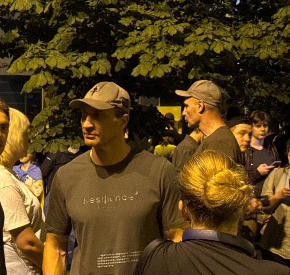 Мэр Киева Кличко вместе с братом присоединился к митингу в столице  Ранее он критиковал Верховную Раду за попытки урезать полномочия антикоррупционных органов.  Фото: соцсети   Царьград.ТВ — Не боимся говорить правду   Подпишись