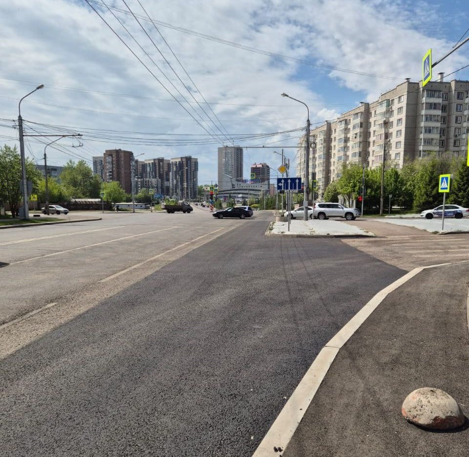 Специалисты СГК закрыли 32 ордера с начала сезона по благоустройству: На Светлогорской, 13 привели в порядок газон и пешеходную зону. Благоустроен участок в районе улицы 9 мая, 39 и проспекта Комсомольский, 7. После завершения работ территорию заасфальтировали и обустроили зелёную зону. На участке в районе ул. Воронова, 20 после капитального ремонта теплотрассы восстановлены дорожное полотно и тротуар. Скоро зелёная трава украсит придомовую территорию на Юности, 22. Газон и прогулочную дорожку восстановили после текущего ремонта тепломагистрали. Озеленили и улицу Малаховскую: участок от Красраба до улицы Юности. Дорогу на месте работ обустроили, газон вдоль домов засеяли травой и высадили саженцы сирени. #РемонтРазрытий #ПочинимБлагоустроим