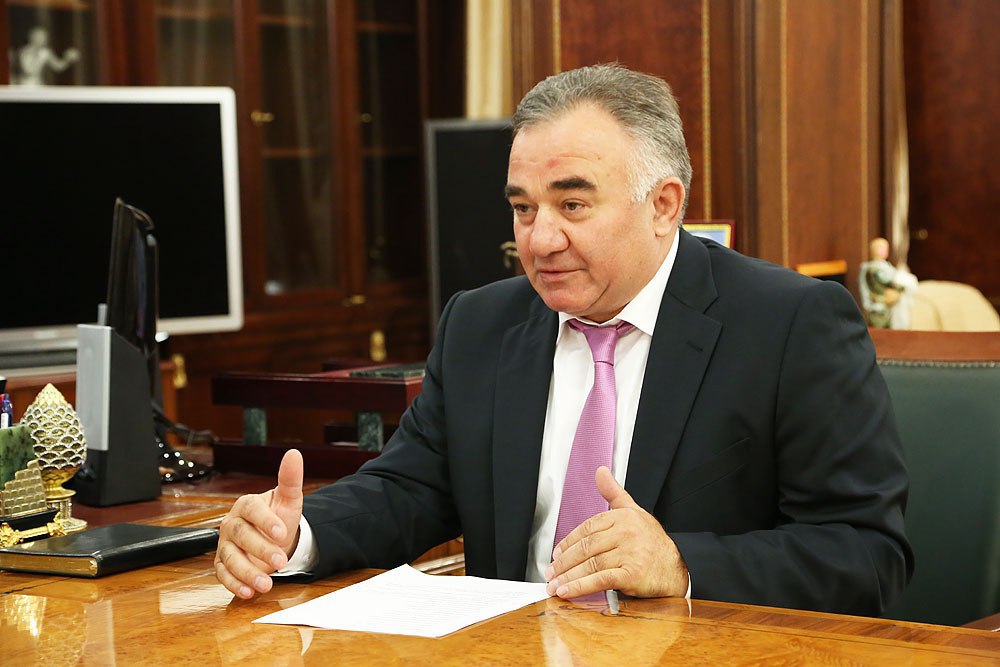 Дело о афере на 371 млн рублей с возможным участием брата главы Ингушетии рассмотрят в Черкесске Главных фигурантов которые предстанут перед судом несколько Это люди которые в разное время возглавляли управление Федеральной почтовой связи Ингушетии Магомед Башир Калиматов брата главы республики на фото Камбулат Сукиев и 27 их возможных подельников Пятый кассационный суд решил что судить их будут не на родине Дело рассмотрит Черкесский горсуд По версии следствия не позднее 2020 года Калиматов Сукиев а также руководитель республиканского отделения Пенсионного фонда России Ислам Сейнароев создали на территории Москвы и Ингушетии преступное сообщество Они воровали деньги из бюджета Схема по данным правоохранителей была такова Сотрудники ПФР подчинённые Сейнароева вносили недостоверные сведения в электронную системы о перерасчёте пенсий 682 пенсионерам Пожилым жителям республики которые ничего не знали об этом незаконно начислили 371 млн рублей Деньги поступали в почтовые отделения Ингушетии где руководители отделений связи подчинённые Калиматова и Сукиева тоже писали в электронных документах недостоверные сведения В итоге создавалась видимость что средства получали пенсионеры хотя на самом деле деньги шли участникам преступного сообщества и оседали в их карманах В Черкесске на скамье подсудимых окажутся 29 человек Ещё пятеро в том числе экс глава отделения ПФР Сейнароев скрылись от следствия Подписывайтесь на нас во ВКонтакте и в Одноклассниках чтобы быть в курсе самых интересных новостей Кавказа Подписывайтесь на телеграм канал АиФ Северный Кавказ