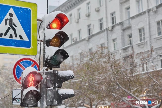 Новый контроллер для светофоров установят в выходные на пересечении улицы Русской и проспекта 100 летия Владивостока Светофоры здесь отключат 6 и 7 декабря с 10 00 до 23 00 из за проведения работ говорится в Telegram канале ЦОДД Это позволит интегрировать светофоры в автоматизированную систему управления дорожным движением Устройство будет координировать транспортные потоки в реальном времени и адаптировать их к реальному трафику Планируется что это увеличит пропускную способность перекрестка и повысит безопасность на дорогах Ранее в регионе подобные устройства не применялись На перекрестке и вблизи остановок ТЦ Универсам и Русская улица уже установлены новые опоры кабели питания и светофоры для пешеходов и транспорта После завершения установки контроллера будут проведены работы по подключению светофорного оборудования Водителей просят соблюдать повышенную осторожность на данном участке дороги во время проведения работ Подписаться