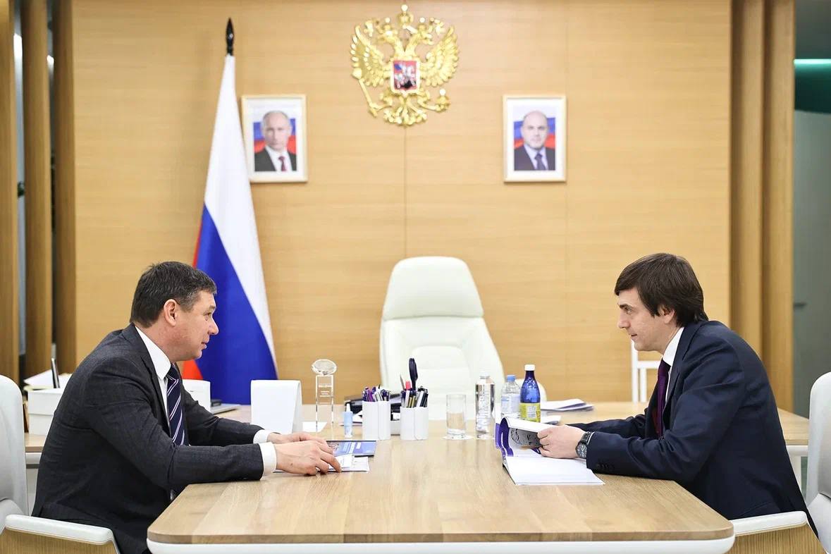 Сегодня рабочий день провёл в Москве по вопросам развития системы образования в Тамбовской области Принял участие в совещании заместителя Председателя Правительства РФ Дмитрия Николаевича Чернышенко Обсудили риски реализации в 2025 году мероприятий по строительству и капитальному ремонту объектов образования В Тамбовской области в рамках нацпроекта Молодёжь и дети продолжается строительство четырёх школ Сроки ввода запланированы на 2026 2027 годы рисков нет Также в регионе продолжается капитальный ремонт на 30 объектах Это 26 школ 2 детских сада 2 здания профессиональных образовательных организаций В 12 школах ремонт уже завершён до конца года закончим ещё 13 Остальные объекты остаются на моём личном контроле А также доложил Министру просвещения России Сергею Сергеевичу Кравцову актуальную обстановку в регионе в сфере образования Обсудили реализацию проекта Профессионалитет У нас создано 4 образовательно производственных кластера по отраслям машиностроение сельское хозяйство туризм и сфера услуг транспорт В 2026 году будет создан кластер по отрасли легкая промышленность В планах создание кластеров по отраслям образование и медицина Это даст мощный импульс подготовке квалифицированных кадров в сфере образования и укреплению системы здравоохранения региона Благодарю Сергея Сергеевича и весь профильный блок Правительства за помощь и поддержку Тамбовской области Мой официальный канал в мессенджере MAX