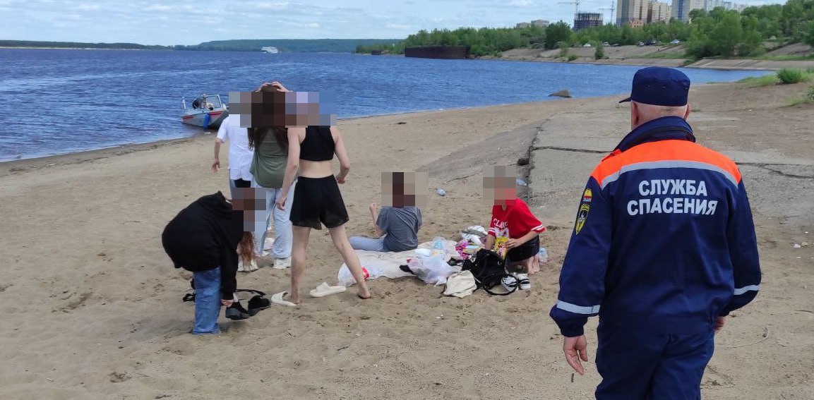 В Чувашии продолжаются рейды по безопасности на воде: режим ежедневный Межведомственная комиссия Чувашской Республики 3 июня 2025 года провела очередное патрулирование водных объектов в рамках обеспечения безопасности граждан и исполнения требований статьи 20.1¹ Закона Чувашии. В состав комиссии вошли представители МЧС, МВД, инспекторы ГИМС, а также сотрудники органов местного самоуправления. Основное внимание уделялось прибрежным зонам, местам стихийного купания и участкам, где ранее фиксировались нарушения. В ходе рейда проверяли наличие предупреждающих табличек, информировали отдыхающих о рисках купания в необорудованных местах, проводили профилактические беседы с родителями, оставляющими детей без присмотра. Напоминали и об административной ответственности за нарушения правил поведения у воды. Профилактические мероприятия проводятся регулярно и будут продолжены в течение всего летнего сезона.