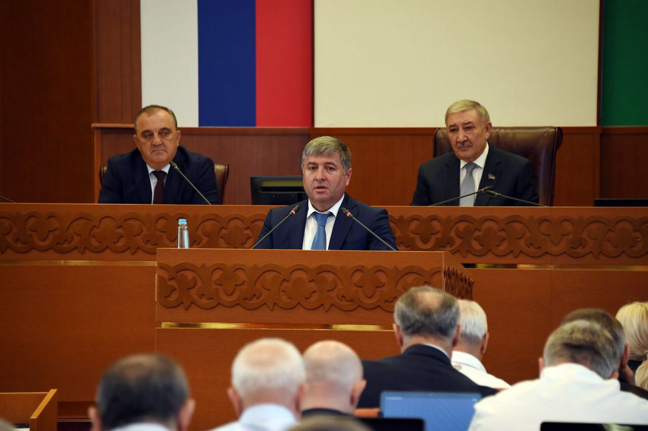 Сегодня на публичных слушаниях в Народном Собрании Дагестана руководитель Минфина Шамиль Дабишев представил отчет об исполнении республиканского бюджета за 2024 год. Ключевые итоги: Бюджет исполнен с профицитом в 401 млн рублей. Доходы: 183,8 млрд рублей 98,5% от плана . Расходы: 183,4 млрд рублей 97,7% от плана . Основные тенденции: Рост за 5 лет 2020-2024 : Объем бюджета увеличился на 14 млрд рублей +108% . Рост доходов к 2023 году: +4 млрд рублей +102,2% . Налоговые поступления: Выросли на 5,4 млрд рублей благодаря увеличению сборов по НДФЛ +18,7% , акцизам на ГСМ +7% , транспортному налогу +40% . Главные приоритеты расходов – СОЦИАЛЬНАЯ СФЕРА: 119 млрд рублей 2/3 бюджета! направлено на социально-культурные нужды. 102 млрд рублей из них – на образование и соцполитику. Повышение зарплат бюджетникам: Дополнительно выделено 4,7 млрд рублей на "указные" категории, МРОТ и индексацию . Социальные выплаты семьям с детьми: 102 млрд рублей из общих соцрасходов. Лекарственное обеспечение льготников: 3 млрд рублей. Обеспечение жильем детей-сирот: 825 млн рублей обеспечено 298 детей . Важные направления финансирования: Дорожный фонд: 15 млрд рублей. Сельское хозяйство: 5 млрд рублей. Нацпроекты: 18 млрд рублей 69% - федеральные средства . Энергетика и ЖКХ: 3,4 млрд рублей. Городская среда: 1,1 млрд рублей. Дабишев подчеркнул необходимость улучшения налогового администрирования и эффективного использования средств всеми участниками бюджетного процесса.
