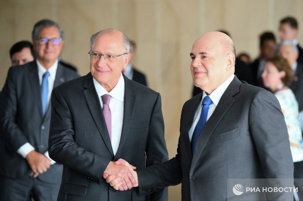 Мишустин назвал Бразилию ведущим внешнеэкономическим партнером России в Латинской Америке Главные заявления премьера который прилетел в Бразилию на заседание двусторонней комиссии высокого уровня по сотрудничеству Необходимо наращивать взаиморасчеты в национальных валютах между Россией и Бразилией Россия обеспечивает около четверти потребностей Бразилии в импорте минеральных удобрений Бразилия сохраняет лидирующие позиции на российском рынке как поставщик продуктов в первую очередь мяса и кофе Россия готова делиться с Бразилией своими наработками в развитии технологий мирного атома внедрении ИИ цифровых госуслуг Назвал Бразилию ведущим внешнеэкономическим партнером России в Латинской Америке Подписаться на РИА Новости