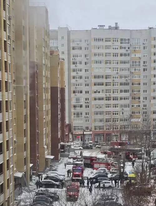 Теперь горит проводка в доме в центре города.  Пожар тушат в многоэтажном доме на Максима Горького. На месте работают 7 единиц техники и 20 пожарных.     Прислать новость