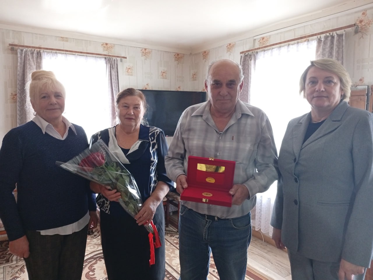 Супруги из Великолукского района удостоены медали 50 лет совместной жизни С золотой свадьбой семью Кузнецовых из деревни Максимово поздравили Заместитель главы Великолукского района Елена Демьянчук и глава сельского поселения Шелковская волость Любовь Богатырева Галине Николаевне и Виктору Петровичу вручили медаль 50 лет совместной жизни