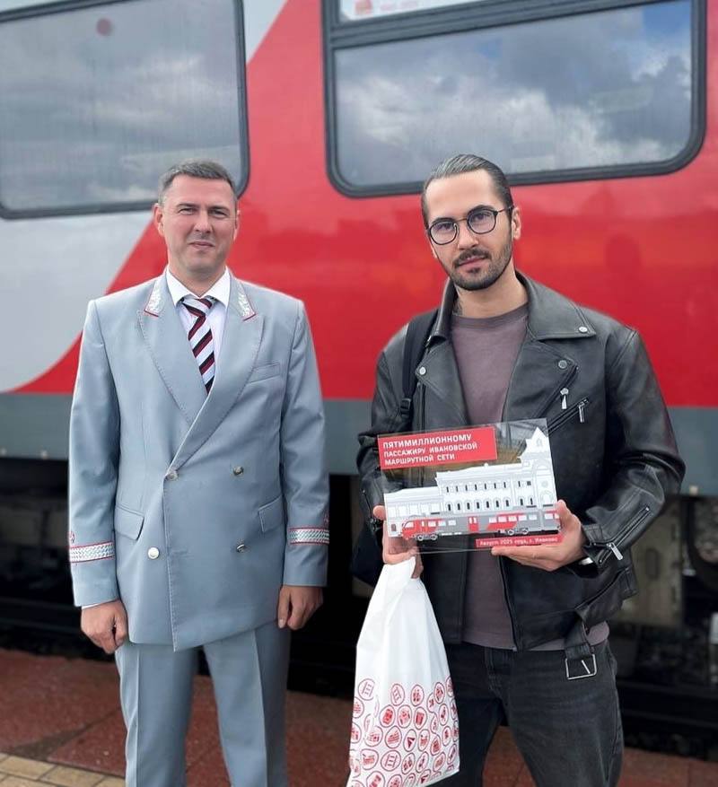 Уже 5 млн на нашем счету Сегодня на вокзале Иваново поздравили пятимиллионного пассажира перевезенного рельсовыми автобусами РА 3 Орлан по ивановской пригородной маршрутной сети Пассажира встретили представители компании перевозчика АО СППК и вручили ему памятные подарки Артем Галкин регулярно совершает поездки по маршруту Гаврилов Посад Иваново к родственникам По словам пассажира поездки на Орлане комфортные и надежные и он уверен что вовремя будет в нужном месте Новая маршрутная сеть по всем направлениям пригородного железнодорожного сообщения в Ивановской области начала действовать в мае 2021 года Пригородные Орланы отправляются в Кинешму Юрьев Польский Александров Ковров Волгореченск Нерехту