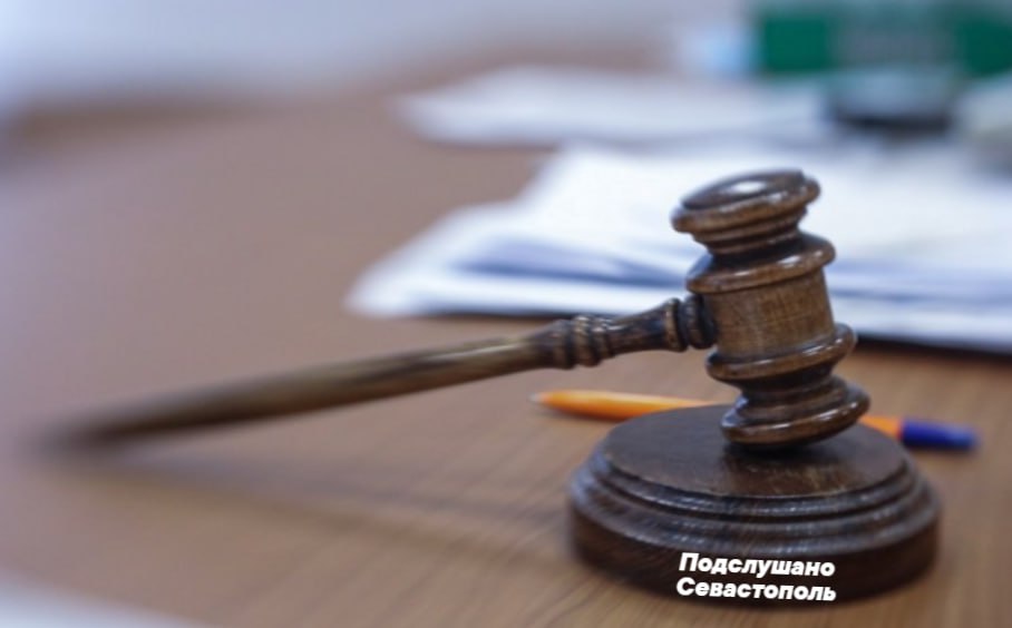 ‍  В Севастополе замдиректора выписал своему начальнику премию в 3,5 миллиона рублей.  Такое вознаграждение главы Единой дирекции капстроя города признано незаконным, сообщает севастопольская прокуратура.   Сотрудник, выписавший "поощрение", полномочий на подписание документов о подобных решениях не имел, отметили правоохранители.   Подслушано Севастополь