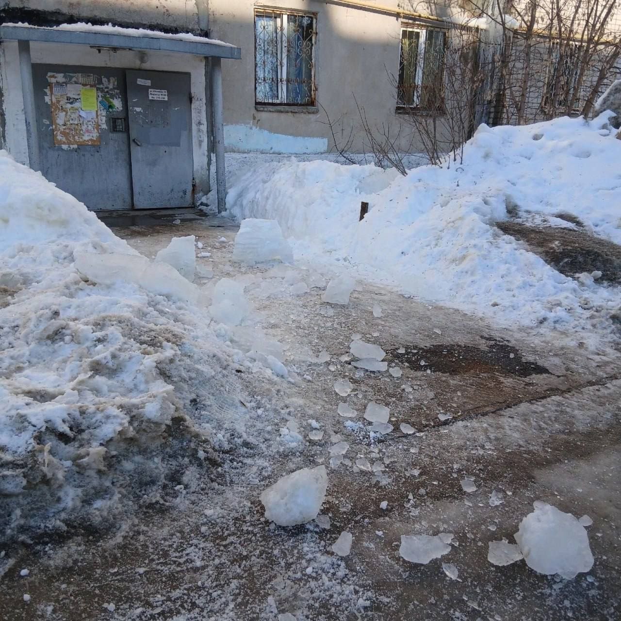 В Березниках при сходе с крыши снежной наледи пострадал малолетний ребенок  В Березниках следователи СКР проводят проверку по факту травмирования ребенка из-за схода снежной наледи с крыши многоквартирного дома. Инцидент произошел 8 марта, в результате чего малолетний получил ссадину и ушиб мягких тканей лица. После оказания медицинской помощи он был отпущен домой.  Следователи осматривают место происшествия, опрашивают очевидцев и проводят необходимые проверки. По итогам расследования будет принято процессуальное решение, сообщили rifey.ru в ведомстве.  Источник    ЧП Пермь    Прислать новость