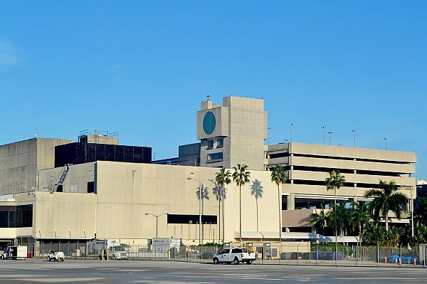 Во Флориде одобрили переименование аэропорта в честь Трампа Палата представителей штата Флорида одобрила переименование аэропорта в Палм Бич где живет президент США Дональд Трамп в его честь В поддержку документа проголосовал 81 законодатель 30 выступили против В случае одобрения сенатом штата документ попадет на подпись губернатору Рону Десантису Об этом сообщает РИА Новости Законопроект предлагает переименовать международный аэропорт Палм Бич в честь Трампа Ранее имя президента США получило шоссе ведущее к воздушной гавани от его имения aviaru net n292659