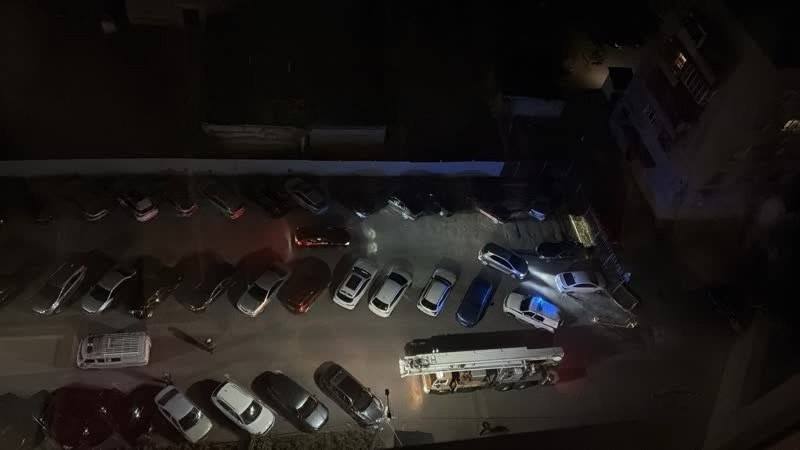 В центре Липецка женщина погибла сорвавшись с 17 го этажа Трагедия случилась в многоэтажке на улице Игнатьева По словам очевидцев женщина находилась на балконе и по какой то причине выпала с него На месте работают полиция и следователи обстоятельства происшествия уточняются