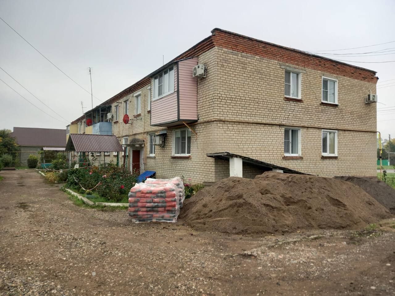 До конца года в Кировском округе капитально отремонтируют четыре МКД В двух из них работы уже идут Так в Новопавловске в доме 7 по улице Лесной ремонтируют внутридомовую инженерную систему электроснабжения а в доме 10 в переулке Кооперативном села Горнозаводского идёт капитальный ремонт кровли Запланирован капитальный ремонт крыш ещё в двух многоквартирных домах в Новопавловске на Садовой 108 и в Коммаяке на улице Ленина 38 Работы идут в рамках региональной программы капитального ремонта На их выполнение из краевого Фонда капитального ремонта выделено свыше 8 1 млн рублей Региональная программа капитального ремонта общего имущества многоквартирных домов рассчитана на 30 лет С момента её старта капитальный ремонт уже проведён более чем в 3 тысяч МКД Курирует реализацию программы министерство жилищно коммунального хозяйства Ставропольского края