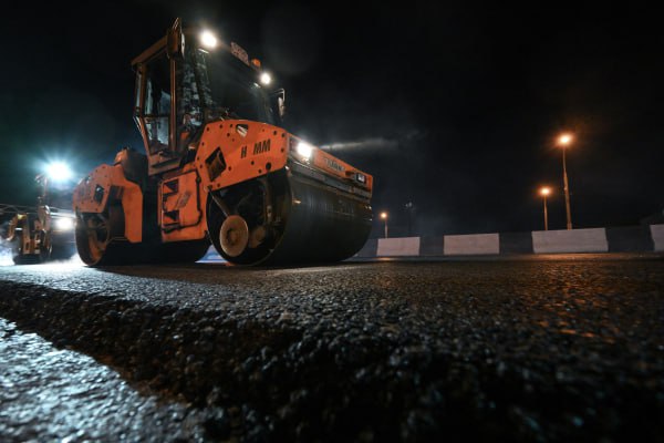 В России по проекту Улица Победы с начала года отремонтировали почти 550 км дорог Об этом сообщил вице премьер Марат Хуснуллин Приведены в нормативное состояние региональные и местные дороги носящие имена героев и событий времён Великой Отечественной войны а также ведущие к памятникам и мемориалам Работы велись в рамках национального проекта Инфраструктура для жизни рассказал Хуснуллин Подписаться на Говорит Москва Telegram VK MAX