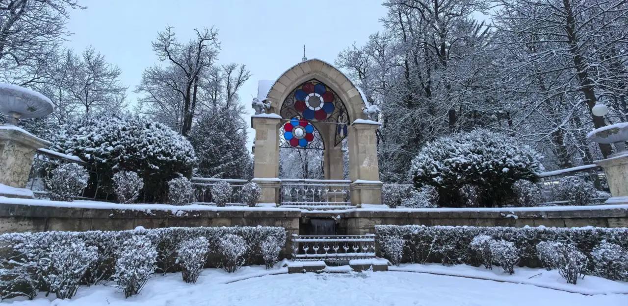 Кисловодск вошел в рейтинг направлений для длительного отдыха в феврале Российский сервис бронирования отелей и квартир ТВИЛ РУ проанализировал данные бронирований и составил рейтинг популярных направлений для длительного отдыха в феврале 2026 года В тройку лидеров вошел Кисловодск Артыбаш и Железноводск В десятку также вошли Владикавказ Кондопога Южно Сахалинск Алупка Оренбург Анапа и Благовещенск Февраль месяц короткий но по Кисловодску цифра говорит сама за себя в среднем люди остаются у нас на 9 ночей Это уже не заехать на выходные а нормально пройти курс прогулки по парку и терренкурам нарзан режим восстановление В феврале у нас прекрасная мягкая зима и многим как раз важно без суеты выстроить свой график отдыха и лечения Поэтому то что Кисловодск выбирают для длительной поездки объясняется просто здесь есть инфраструктура курорта и отличный результат оздоровления за которым люди приезжают Добро пожаловать в Кисловодск город твоего сердца