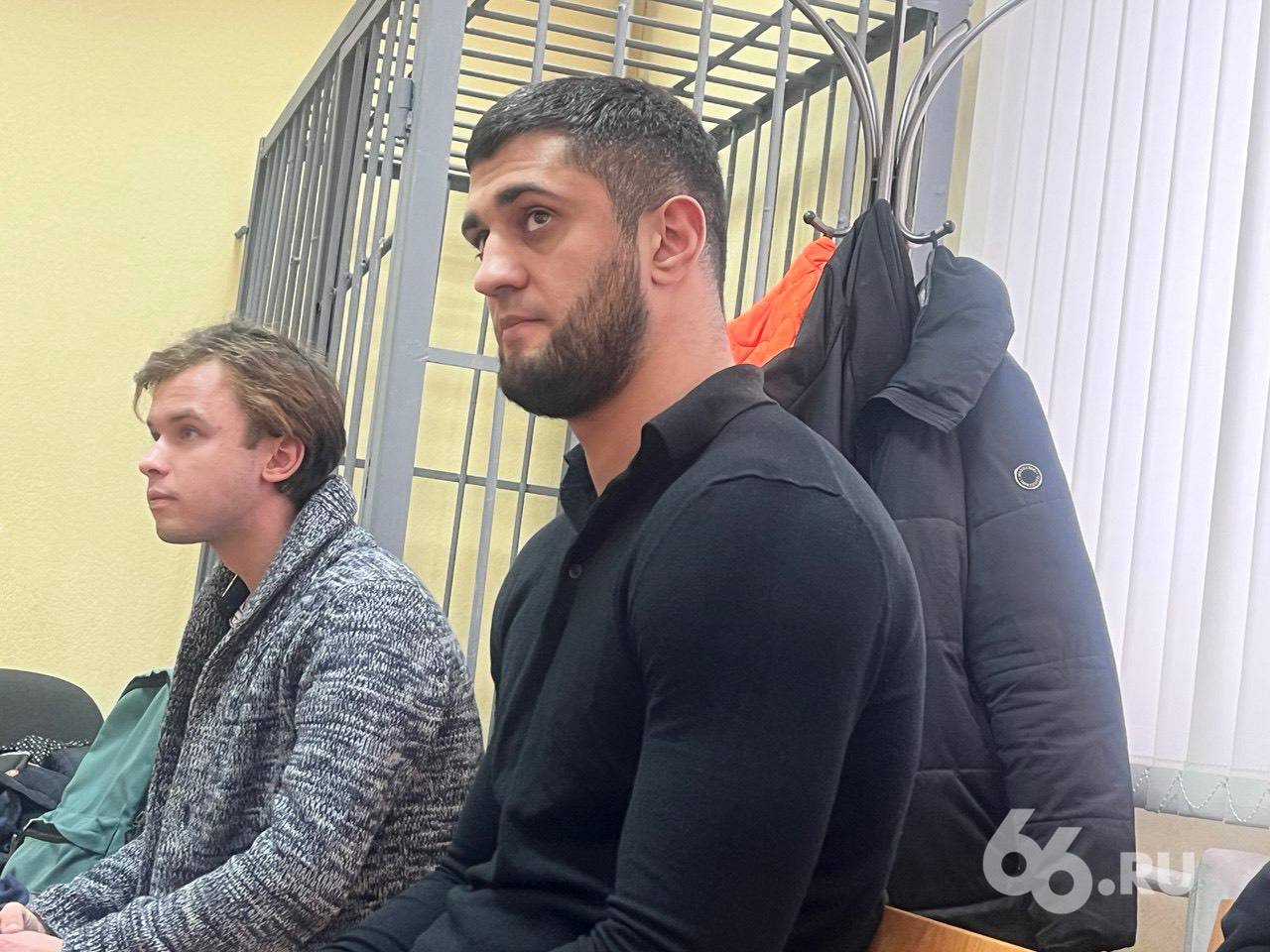 Стрелявшего у храма Большой Златоуст танцора отправили в колонию Ленинский районный суд Екатеринбурга приговорил к двум годам и двум месяцам колонии поселения Романа Штадлера обвиняемого по статье о хулиганстве Вину он не признал Информацию о стрельбе в центре Екатеринбурга распространили представители Русской общины Они опубликовали ролик на котором видно как Штадлер достает из кармана пальто пистолет и стреляет в воздух Представители сообщества прозвали его гостем с юга Позже выяснилось что это гражданин РФ приехавший с Алтая Сам Штадлер в своем последнем слове объяснил что хотел запустить салют чтобы поднять настроение горожанам Он попросил оправдания заявив что в его действиях не было уголовного характера  66 RU на связи в Telegram MAX VK