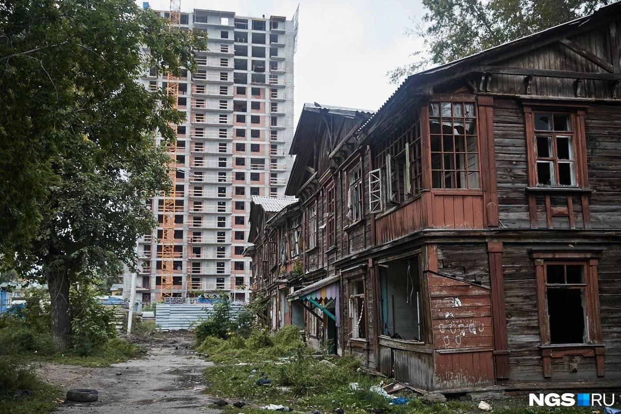 Признанный аварийным и подлежащим сносу дом включили в городскую программу развития застроенных территорий в 2016-м.   По договору с мэрией спецзастройщик «Архипелаг»  входит в SKY Group  обязался расселить и снести пять аварийных домов на Петропавловской, Титова и в 1-м Петропавловском переулке.  Жители 13 коммуналок, которые жили на условиях соцнайма, съехали — им предоставили жилье. 11 собственников же никак не могут договориться. Они бы и рады переехать в новое жилье, но такого варианта, по их словам, им не предлагают. Денег, что им готовы выплатить, не достаточно.  — Эти коммуналки выдавали работникам заводов. Я тут живу с самого рождения, а мне 51 год. Комнату моей семье дали в 1973 году, — рассказывает один из собственников Олег Жуков. — Еще в СССР барак считался временным жильем, людей постепенно расселяли, но наша семья не успела — начались 90-е. В этой коммуналке родились все мои трое детей.   Дело о ненадлежащем исполнении своих обязанностей — мэрия была обязана расселить аварийный дом — возбудили в феврале 2023 года. И расследование продолжается по сей день. По данным  , среди пострадавших есть жители и других «авариек».  Директор SKY Group Владимир Литвинов подтвердил, что суды идут почти год. За это время удалось расселить около 40 семей, но оставшимся 11 собственникам «квадратный метр никто не обязан предоставлять».  — В том году этим гражданам предлагали по 2,5 миллиона рублей или комнаты — они отказались и запросили по 5 миллионов и еще по миллиону компенсации.  Выбор в любом случае невелик. Застройщик будет расслелять жителей только на основании решения суда.