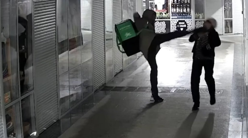 Генерал майор МВД России Ирина Волк объявила о задержании в Новосибирске курьера Дмитрия Соколовского который напал на пенсионерку в переходе метро Вопиющий случай произошел на днях 1 деабря Соколовский в зеленой униформе курьера догнал в подземном переходе пожилую женщину и пнул ее ногой по лицу Без всякой причины После того как в сети начали обсуждать поступок отморозка 28 летний курьер попытался уехать из Новосибирска Полиция задержала его на вокзале Новосибирск Главный Подозреваемого доставили в отдел полиции Идет расследование по ст 116 УК РФ Побои