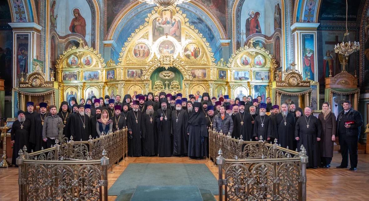 Представители казачества приняли участие в епархиальном собрании духовенства  В Свято Троицком кафедральном соборе Майкопа под председательством архиепископа Майкопского и Адыгейского Тихона состоялось ежегодное епархиальное собрание По приглашению руководства епархии в мероприятии приняли участие представители Майкопского казачьего отдела Делегацию казаков возглавили заместитель атамана отдела председатель Союза казачьей молодежи Руслан Запорожцев и заместитель атамана отдела Анастасия Нетребина Их участие стало подтверждением глубокой и неразрывной связи казачества с Русской Православной Церковью В своем вступительном слове архиепископ Тихон выразил благодарность духовенству и казачеству за совместные труды Руководитель епархиального отдела по взаимоотношениям с казачеством протоиерей Роман Малинка особо подчеркнул плодотворное взаимодействие казачества с Церковью Руководитель отдела по делам молодежи епархии Адам Шухарт и руководитель отдела по взаимодействию с органами власти Оксана Ковтун также высоко оценили вклад Майкопского казачьего отдела в молодежную и общественную жизнь епархии Участие казаков в епархиальном собрании стало еще одним шагом в укреплении соработничества Церкви и казачества в деле сохранения традиционных ценностей и воспитания подрастающего поколения