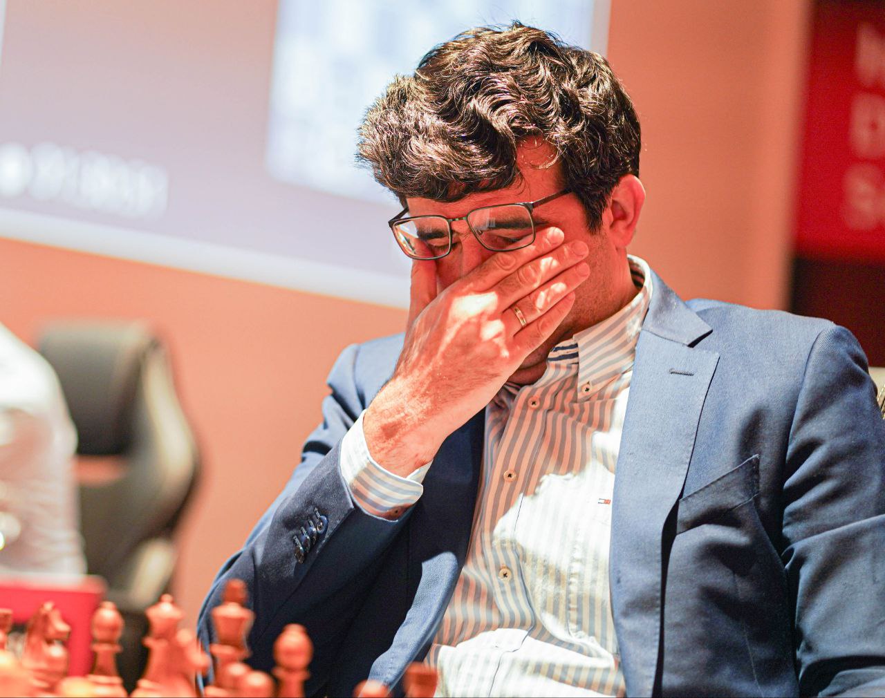 FIDE подала жалобу в Комиссию по этике на Владимира Крамника Данный шаг был вызван обеспокоенностью шахматного сообщества неоднократными публичными обвинениями выдвинутыми Владимиром Крамником в адрес Даниэля Народицкого и Давида Навары В жалобе описывается поведение имевшее место примерно в течение двух лет и приводятся ссылки на ряд публичных заявлений и материалов которые ФИДЕ считает имеющими отношение к потенциальным нарушениям связанным с преследованием и оскорблением человеческого достоинства В жалобе также содержатся показания и информация предоставленные Давидом Наварой и людьми близкими к Даниэлю Народицкому сказано в пресс релизе FIDE Ph Deutscher Schachbund chessgames