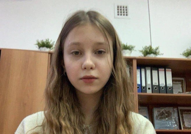 В Краснодаре пропала 14-летняя школьница  Девочка вышла из дома ещё вчера в неизвестном направлении, но так и не вернулась.  По данным местных жителей, школьницу зовут Ксения, она жила в районе завода Седина, ее рост — 155 сантиметров.  Она была одета в черные куртку, брюки и кепку. Обстоятельства исчезновения не уточняются.  Жителей города просят сообщить любую информацию о местонахождении пропавшей по телефонам: 102; 8  938  88-88-261; 8  918  681-95-62.      Новости Краснодара