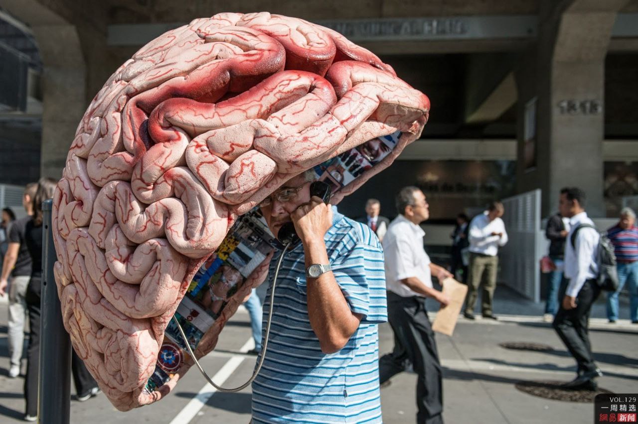 Психозы нового времени The Wall Street Journal по исследованиям ведущих психиатров ИИ и чат боты все чаще становятся причиной развития психозов Психиатр Калифорнийского университета в Сан Франциско Кит Саката поделился наблюдением ИИ действует коварно принимает высказывания пользователя за отражение реальности и опирается на них за счет чего участвует в формировании замкнутого цикла бреда И тебя вылечат и меня вылечат Или нет Подпишись RogandarNEWs мы в MAX