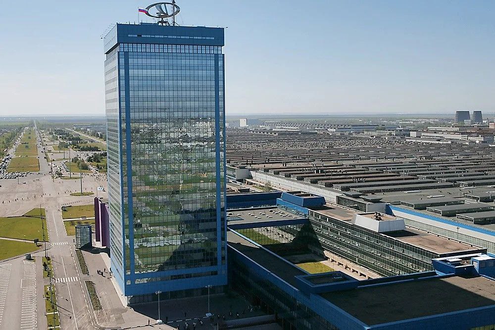 Получение АвтоВАЗом годовой чистой прибыли не прогнозируется на горизонте до 2028 года сообщил врио заместителя главы Минпромторга Самарской области Сергей Тишин На вопрос местных парламентариев о том был ли АвтоВАЗ как адресат меры поддержки по налогу на прибыль собственно прибыльным в 2024 году Тишин ответил У предприятия прибыли в 2024 году в 2025 году и по прогнозным расчетам по СПИКу до 2028 года по году не будет Чиновник пояснил что налоговая льгота поможет автопроизводителю в его взаимодействии с поставщиками PROtransport