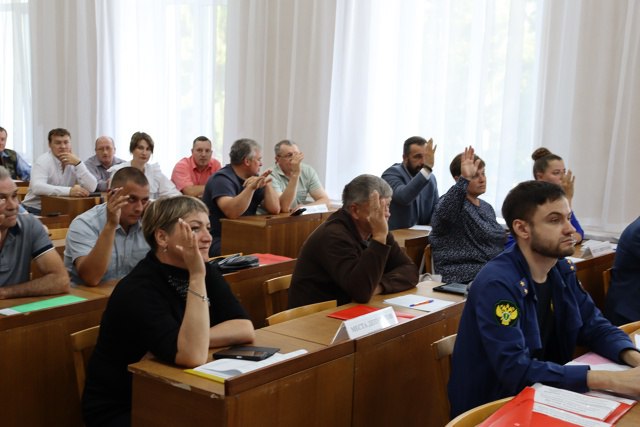 В Саргатском районе Омской области выбрали нового главу В рамках продолжающейся в Омской области муниципальной реформы которая предполагает формирование муниципальных округов в Саргатском районе избрали нового главу На выбор местным депутатам были предложены три кандидата Владимир Хохлов работавший главой района с 2015 года предпринимательница Лариса Шундеева и руководитель 4 го межрайонного управления областного минтруда Павел Кубышев Они представили документы подтверждающие опыт управленческой работы прошли собеседование и подготовили программы социально экономического развития округа Большинством голосов депутатов победил Владимир Хохлов который теперь будет возглавлять муниципальный округ Саргатский район Официально его вступление в должность состоится 2 сентября