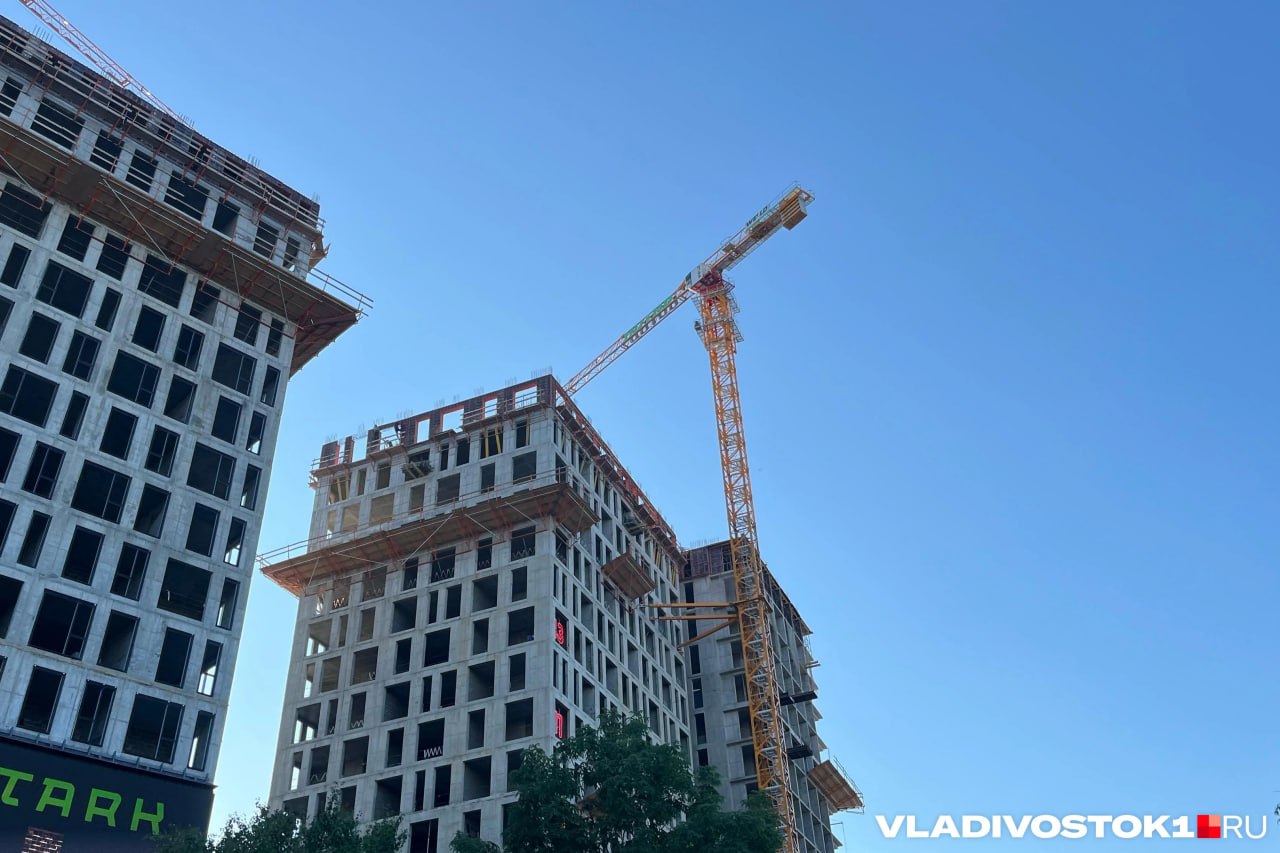 Корпорация развития Дальнего Востока и Арктики подала в Арбитражный суд иск о расторжении соглашения с застройщиком Лео имеющим статус резидента Свободного порта Владивосток Об этом рассказали в пресс службе суда Лео получил статус резидента в 2021 году и должен был построить 16 этажный жилой дом в переулке Пархоменко 4г относящемся к частному сектору на Кирова между домами 45 и 49 до конца 2023 года Общая сумма инвестиций составила 7 291 350 рублей однако Лео перестал предоставлять отчеты после 3 го квартала 2023 года В документе из онлайн картотеки говорится что компания существенно нарушила условия соглашения не создала рабочие места не инвестировала капитальные вложения в нужном объеме и в необходимые сроки не предоставила запрошенную КРДВ информацию о ходе строительства Организациям не удалось урегулировать спор в ходе переговоров и теперь его рассмотрит суд первой инстанции Заседание назначено на 28 января При этом в июне 2025 года администрация Владивостока утвердила проект серьезной реновации частного сектора на Кирова К 2040 году здесь хотят построить две гостиницы спортивный комплекс два торговых центра среднеэтажные дома и два паркинга Найдут ли власти другого подрядчика для возведения 16 этажного дома пока неясно Подробности на сайте Подписаться в Telegram    Подписаться в MAX