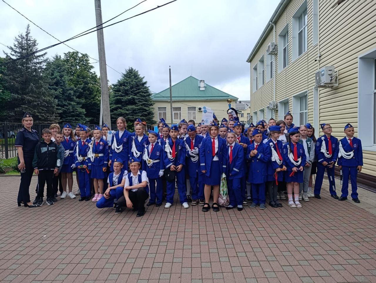 Автоинспекторы Выселковского района в период летних каникул проводят мероприятия по соблюдению Правил дорожного движения Сотрудники Госавтоинспекции для участников отрядов Юнармия и «Движение первых» на базе центральной библиотеки ст. Выселки провели мероприятие «Безопасное лето». Автоинспектор напомнила детям о важности соблюдения ПДД, объяснила необходимость использования световозвращающих элементов. С ребятами также обсудили правила безопасного поведения на дорогах, которые должны соблюдать пешеходы, водители автомобилей, мопедов, велосипедов и самокатов с электродвигателями СИМ . Особое внимание было уделено недопустимости управления транспортными средствами без водительских удостоверений. Кроме того, участникам продемонстрировали видеоролик с мест ДТП с участием несовершеннолетних водителей мототранспортных средств и автомобилей. Госавтоинспекция Кубани. Подписаться