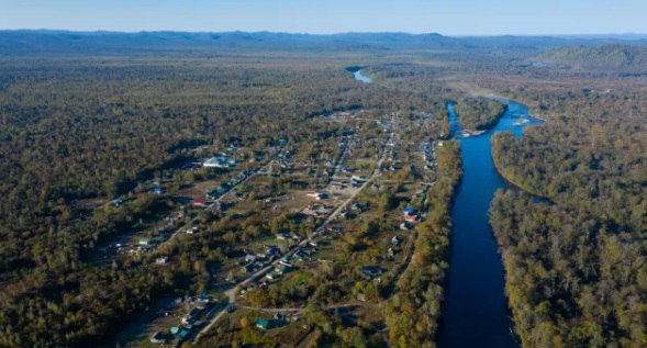 Первая на Дальнем Востоке атомная электростанция может быть построена в районе села Красный Яр Глава Уссурийского городского округа Евгений Корж рассказал что первая атомная электростанция на Дальнем востоке может быть построена на берегу реки Раздольная в южной части Уссурийска Строительство двух блоков начнётся уже в 2026 году а в эксплуатацию первые мощности введут уже к 2030 году Официальные планы Росатома и утверждённая правительством России в 2025 году Генеральная схема размещения объектов электроэнергетики до 2042 года предусматривает Приморскую АЭС мощностью 2 ГВт два блока ВВЭР 1000 в районе ЗАТО Фокино Строительство АЭС должно начаться в 2033 году На Дальнем Востоке запланировано строительство несколько атомных электростанций модернизированные плавучие энергоблоки с РИТМ 200 для Баимского ГОК на Чукотке ввод в 2028 году Якутская АСММ 110 МВт посёлок Усть Куйга ввод в 2028 2031 годах Хабаровская АЭС 1 2 ГВт село Эворон с 2041 года Приморье