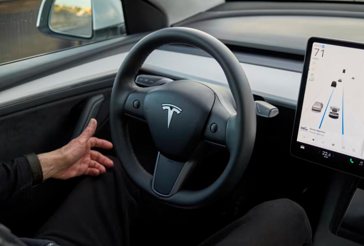 Tesla столкнулась с расследованием со стороны федеральных органов по безопасности США в связи с задержкой с уведомлением правительства об авариях с использованием ее технологии помощи водителю Национальное управление безопасностью движения на трассах NHTSA проверяет соблюдает ли компания правила обязывающие её сообщать данные о ДТП с участием автомобилей Tesla использующих определённые системы помощи водителю Хотя NHTSA продолжает проводить многочисленные расследования в отношении Tesla и безопасности её проектов автономных автомобилей последнее расследование стало первым после возвращения президента Дональда Трампа в должность