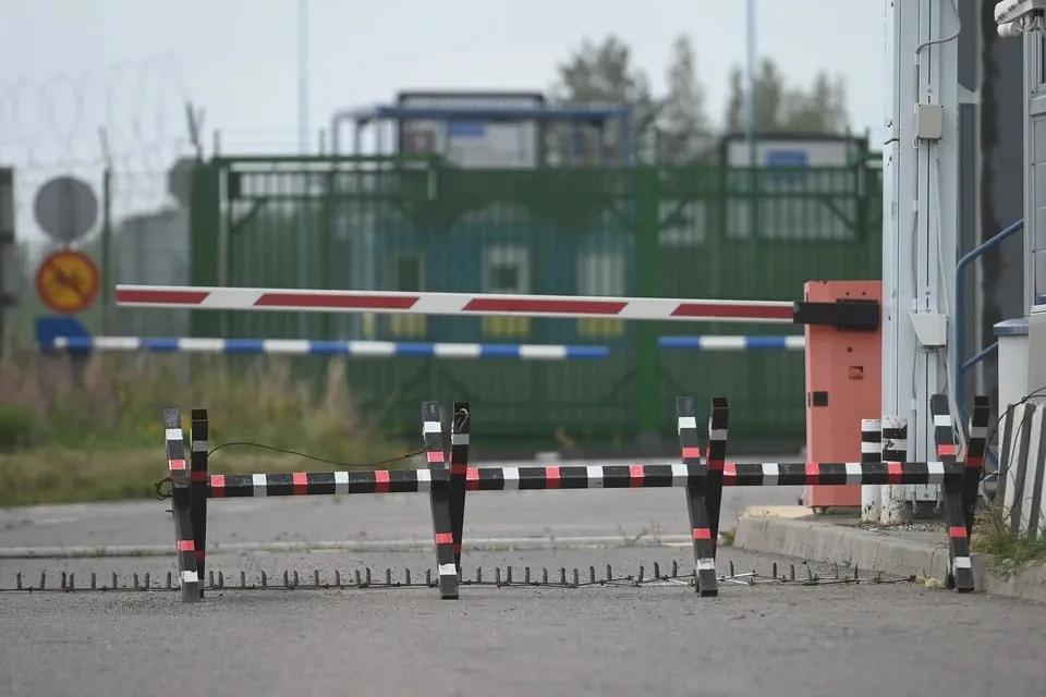 22 тонны семян амаранта не прошли границу с Казахстаном в Челябинской области На российско казахстанской границе в пункте пропуска Бугристое Челябинской области сотрудники Россельхознадзора совместно с пограничниками и таможенниками пресекли ввоз крупной партии семян амаранта Грузовик следовавший из Казахстана в Волгоградскую область перевозил 22 тонны продукции высокого фитосанитарного риска При проверке выяснилось что на мешках с семенами отсутствует обязательная маркировка что делает невозможным их ввоз на территорию России Вся партия семян возвращена на территорию Казахстана   Подписаться на chelkp Мы в MAX