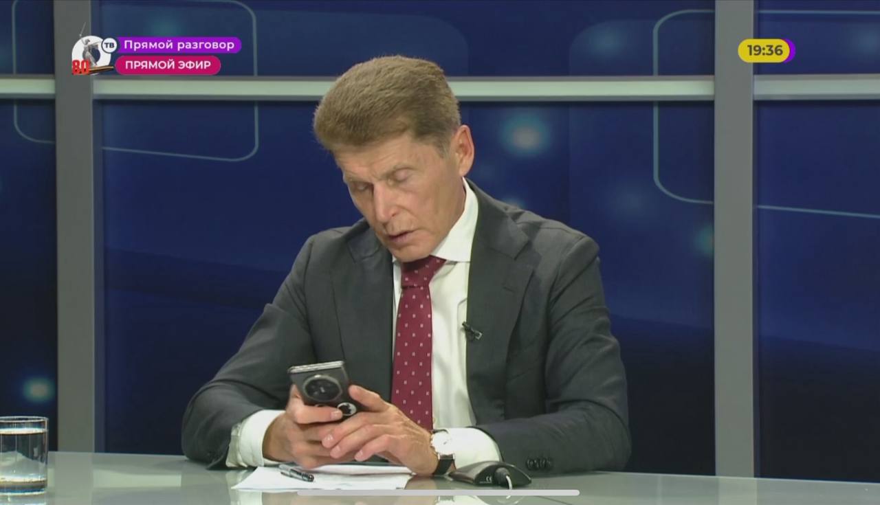 Кожемяко ответил когда появится школа на Патрокле   Губернатор подтвердил проблемы с реализацией проекта Строительство сложный и дорогостоящий объект с многоуровневой эксплуатируемой кровлей Из за нескольких переоценок стоимости и задержек в подписании документов подрядчик приостановил работы хотя на счетах остаются 700 миллионов рублей предназначенные именно для этой школы Я думаю что Константин Владимирович должен найти решение продолжить строительство этой школы и сдать её в учебный период 2026 2027 года Мы школу бросать не будем отметил Олег Николаевич vmfareast