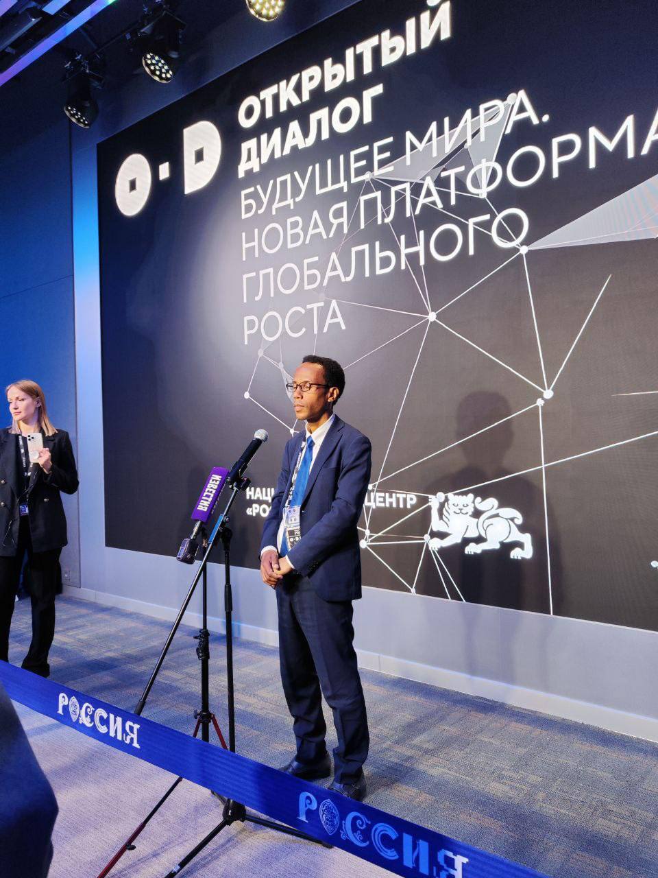 Участники RT Academy на Открытом диалоге в Москве Выпускники онлайн-курсов RT Academy и слушательница очного индийского интенсива Фрэнсис Мваура Муроки Кения , Соломон Менгист Гарди Эфиопия , Кхьяти Шарма Индия вошли в число участников международного проекта «Открытый диалог: Будущее мира. Новая платформа глобального роста». Им предложили выбрать одну или несколько тем — инвестиции в человека, технологии, среду или связанность — и оформить свои идеи в виде краткого эссе. Авторы лучших работ получили приглашение в Москву на очный этап, который проходит с 28 по 30 апреля в Национальный центр «Россия». Для выступления перед большой аудиторией у них было всего пять минут, чтобы представить свои идеи о будущем глобального роста. А мы в RT пригласили их к себе — познакомились лично, провели экскурсию по редакции и порадовались за их успех. «Открытый диалог: Будущее мира. Новая платформа глобального роста» — это международная дискуссионная площадка, организованная Национальный центр «Россия», где молодые специалисты, эксперты и лидеры мнений обсуждают ключевые вызовы и возможности мирового развития, формируя идеи для устойчивого роста и глобального сотрудничества.