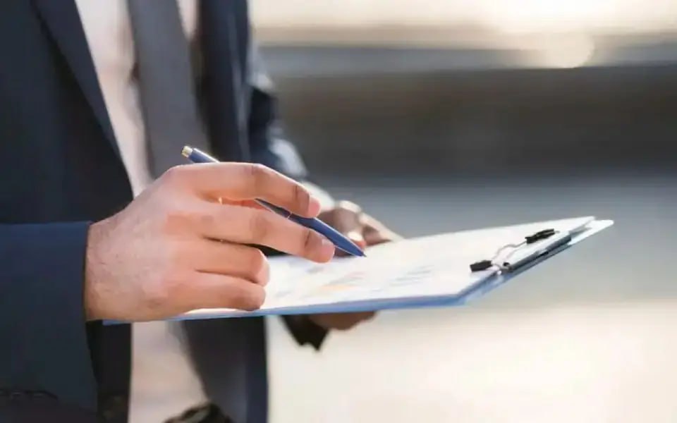 Аудит здравоохранения Курской области выявил избыточные траты и двойные закупки Аудит сферы здравоохранения завершен в Курской области По его итогам выявлены нерациональные траты областного бюджета и средств ОМС По словам председателя правительства Александра Чепика около 100 млн рублей расходовались на одни и те же материалы из разных источников Эти факты будут направлены для дальнейшей проверки в правоохранительные органы Также выяснилось что по системе ОМС около 500 тыс рублей уходит в другие регионы Кроме того проведенная проверка показала избыточное количество управленческого персонала в системе здравоохранения его численность будет оптимизирована Также выявлено неэффективное использование средств ОМС и регионального бюджета по закупкам лекарств около 5 За счет устранения выявленных нарушений в 2026 году регион сможет сэкономить 900 млн рублей а в 2027 году свыше 1 млрд рублей Эти средства будут направлены на дальнейшее развития здравоохранения Курской области t me abiregkursk max