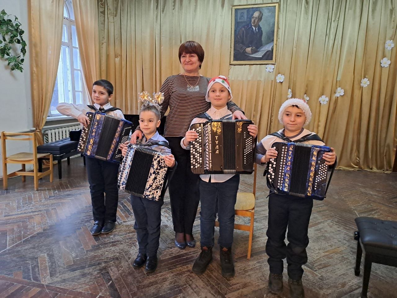 В Старобешевской школе искусств прошел новогодний концерт  17 декабря учащиеся 1 класса показали мастерство народно-оркестрового отдела «Я музыкантом стать хочу», где юные музыканты исполнили произведения на баяне. Каждый первоклассник сыграл по несколько произведений как сольно, так и в дуэте с преподавателем.