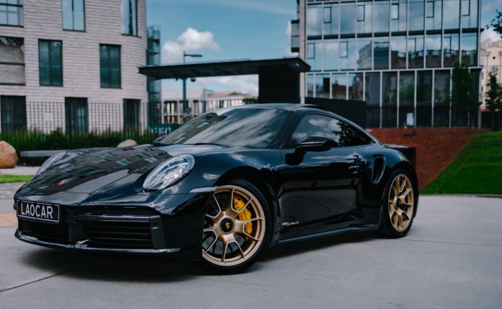 В Китае фитнес центр запустил конкурс по похудению с Porsche в качестве приза Фитнес центр в Биньчжоу провинции Шаньдун на севере Китая запустил конкурс по снижению веса В качестве главного приза предлагается Porsche Panamera Автомобиль стоимостью 150 тыс достанется тому кто за три месяца похудеет на 50 кг Пока на участие в программе зарегестрировались 8 человек прием закончат когда наберется 30 участников Для участия в конкурсе необходимо внести вступительные 1400 Питание и проживание входят в стоимость вступительного взноса Примечательно что победителю подарят не новый Porsche а подержанную модель 2020 года Сейчас она принадлежит владельцу спортзала Поучаствовали бы в таком испытании общество мир китай спорт