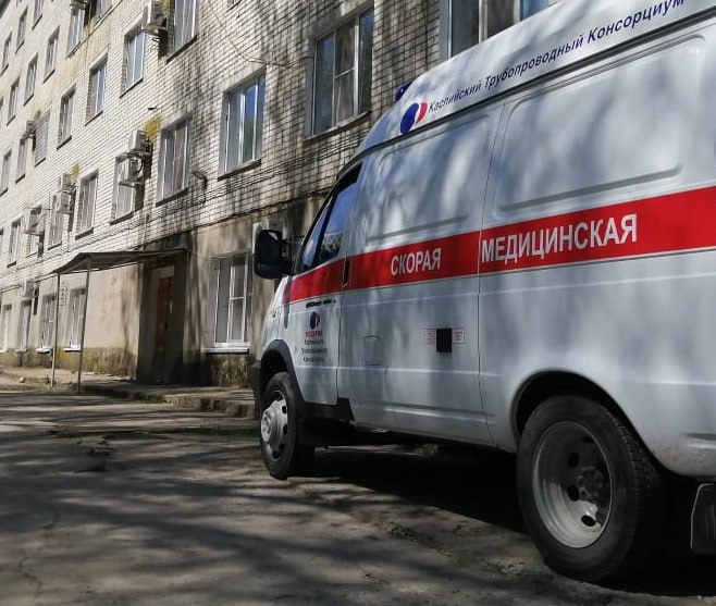 Минздрав России принял новые штатные нормы для поликлиник Они вступят в силу с 1 сентября 2025 года. Узкие специалисты хирурги, офтальмологи, травматологи-ортопеды, ЛОР-врачи будут принимать меньше пациентов, а участковые терапевты, наоборот, возьмут на себя больше работы. В штате появятся ранее отсутствующие должности - гериатры, ревматологи, диетологи, клинические фармакологи и медицинские психологи. Врачом-онкологом в поликлинике сможет работать медик, прошедший специальную подготовку. Другие нововведения включают возможность оказания телемедицинской первичной помощи, дистанционное наблюдение за пациентами, возможность формирования отделения медико-социальной помощи состоит из врача-терапевта, врача-гериатра, кабинета для оформления рецептов . Минздрав планирует сделать возможным прикрепление к поликлинике через портал госуслуг по всей стране. Заверять заявление нужно будет усиленной неквалифицированной электронной подписью. Возможность прикрепиться с помощью бумажного заявления сохранится.