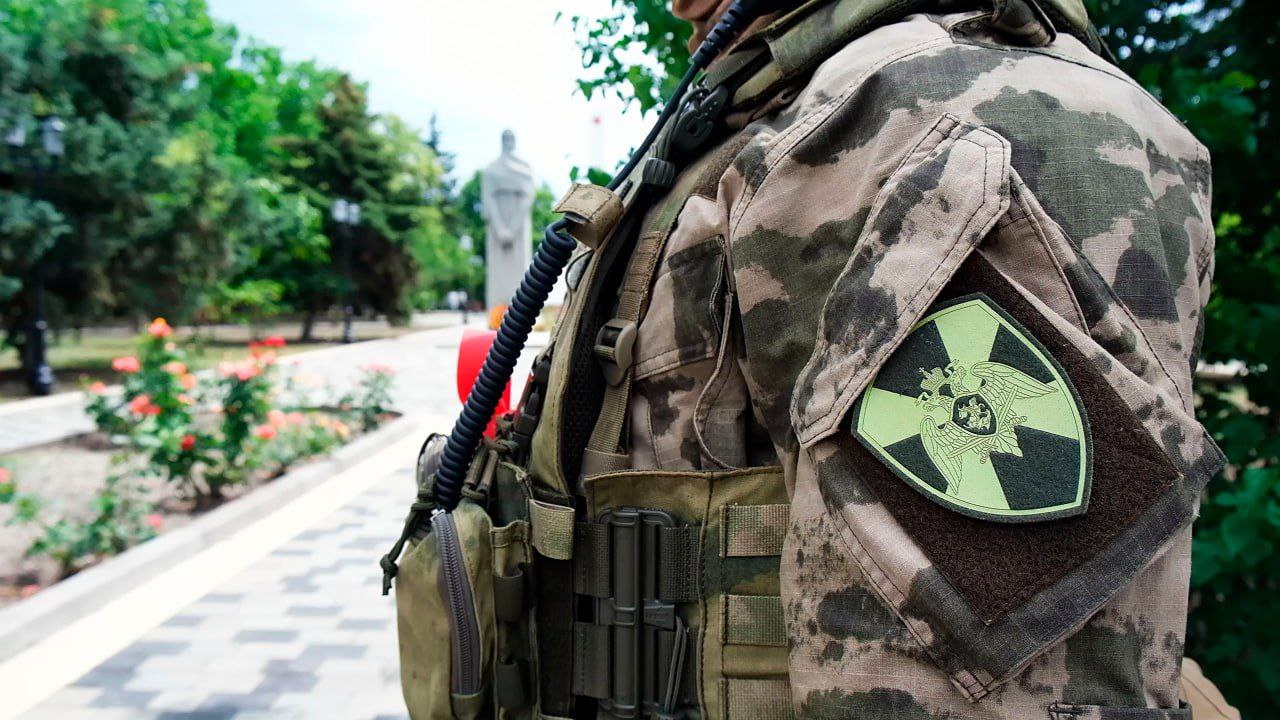 Росгвардеец создал трогательное видео ко Дню памяти и скорби с участием школьника из Херсонской области 22 июня – особая дата в истории нашей страны. Ко Дню памяти и скорби военнослужащий регионального Управления Росгвардии подготовил пронзительный видеоролик, посвящённый подвигу советского народа в годы Великой Отечественной войны. В основу видео легло стихотворение Константина Симонова «Тот самый длинный день в году…», ставшее эпиграфом к видеоролику. Эти строки, наполненные болью и мужеством, напоминают о трагическом начале войны и героизме тех, кто встал на защиту Родины. Особую эмоциональность ролику придало участие ученика Генической Санаторной Школы-Интернат Глеба К. Юноша проникновенно рассказал о значении этой даты, о том, как важно хранить память о подвиге предков и быть достойными их наследия. «Мы обязаны помнить, какой ценой досталась Победа. Наш долг – чтить тех, кто сражался за мирное небо над головой, и передавать эту память следующим поколениям» , – подчеркнул Глеб в своём обращении.