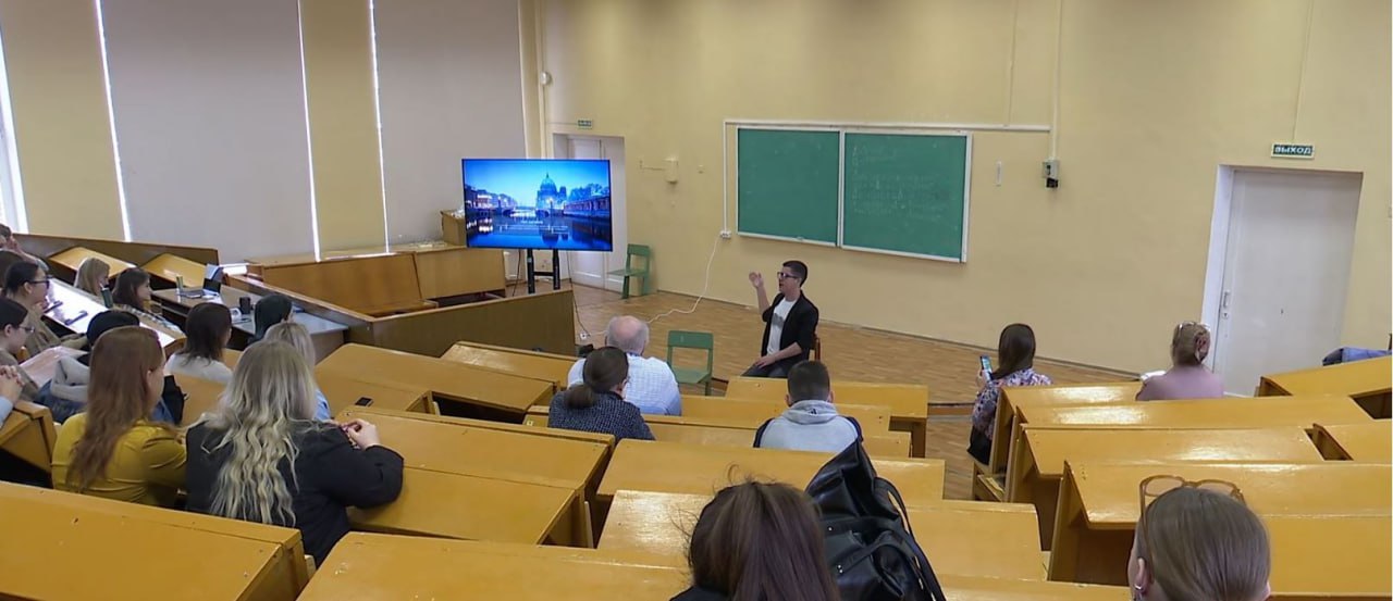 В Орловской области многодетные семьи смогут получить компенсацию за платное обучение одного из детей в вузе или ссузе. Как сообщил региональный Департамент образования, с 2025 по 2027 год в области вводится новая инициатива, направленная на поддержку многодетных семей. Условия получения компенсации: 1. Семья должна иметь статус многодетной трое и более детей . 2. Все члены семьи — граждане РФ. 3. Семья проживает на территории Орловской области. 4. Ребенок, на которого оформляется компенсация: -не старше 23 лет, -обучается на платной основе в колледже или вузе, -учреждение должно иметь госаккредитацию и находиться в Орловской области. 5. Семья не получает аналогичную поддержку из других регионов. Обратиться можно в Ресурсный центр «Образование-57». Прием документов - с 1 июля. Какие документы нужны, можно подробно прочитать на сайте Департамента образования. Контакты: +7 4862 25-26-05 +7 4862 59-85-32 +7 4862 59-85-42.