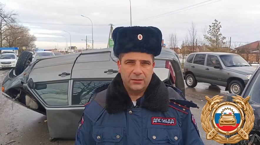 В Мясниковском районе в ДТП с перевертышем пострадали двое Сегодня утром на трассе Ростов на Дону Таганрог в районе села Чалтырь произошло дорожно транспортное происшествие Есть пострадавшие По данным региональной Госавтоинспекции 22 летний водитель ВАЗ 2114 не учел дорожные и погодные условия и не справился с управлением автомобиль занесло после чего он выехал на встречную полосу В этот момент произошло столкновение с Лада Калина которой управлял 39 летний водитель От удара четырнадцатая перевернулась В результате ДТП 22 летний водитель и 20 летний пассажир ВАЗа получили травмы и доставлены в больницу Полицейские устанавливают все обстоятельства произошедшей аварии Подпишись на 1Rnd в МАХ Написать в редакцию