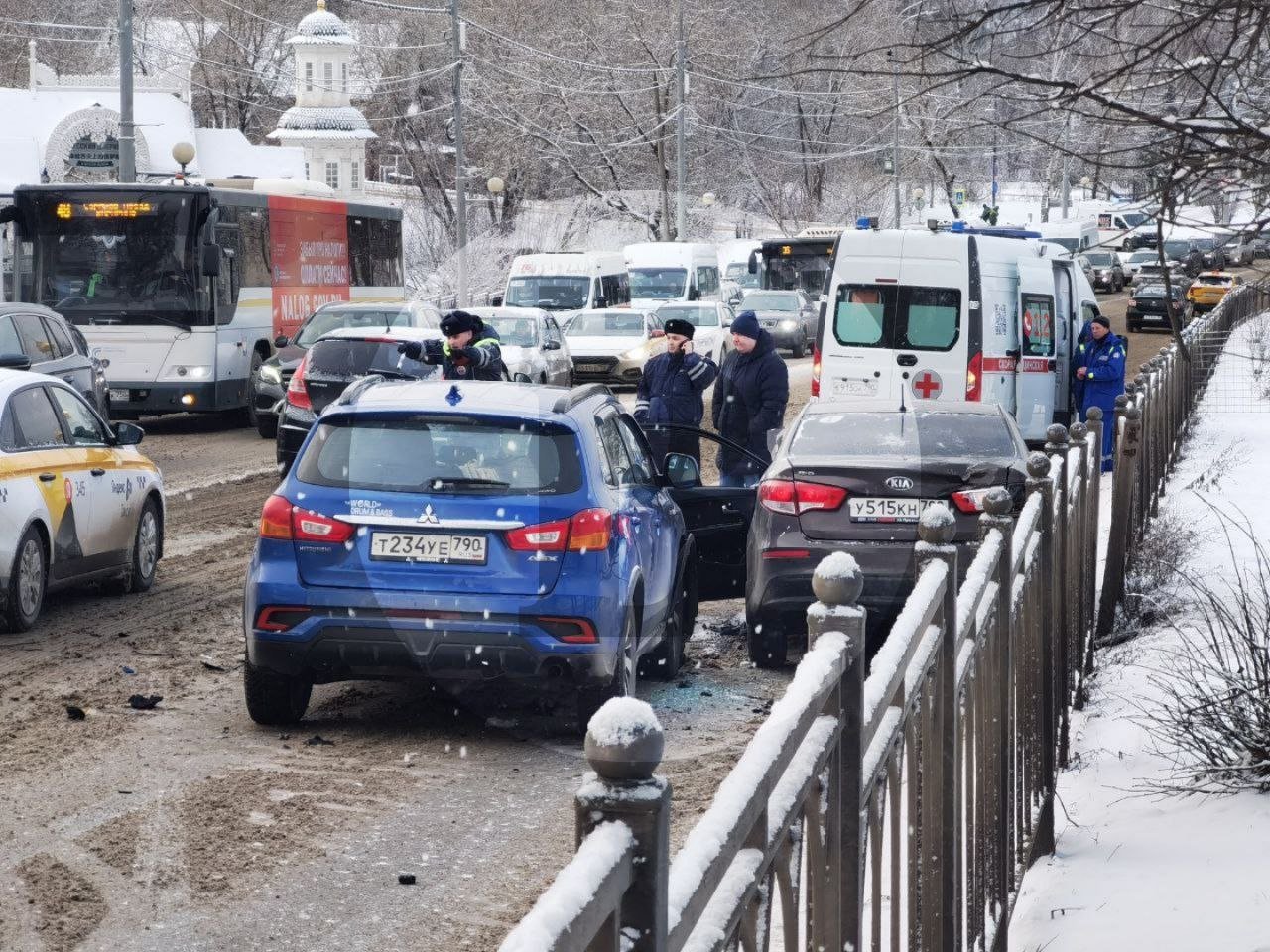 ДТП на проспекте Красной Армии собрало огромную пробку в центре  Сообщение о столкновении маршрутки №80 и легкового автомобиля КИА поступило в службу 112 в 9:52.  Со слов заявителя, в результате ДТП есть пострадавший. Его забрала скорая помощь.  Напомним, за два дня это второе ДТП с участием пассажирской маршрутки: вчера около СИЗО столкнулись грузовая ГАЗель и микроавтобус, следовавший по маршруту №76. Обошлось без травм.