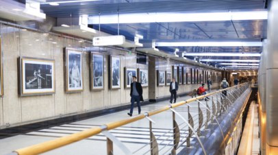 В метро Москвы открылась выставка о пьесе «Чайка»   На верхнем ярусе транспортного хаба «Деловой центр» начала работу выставка, посвящённая спектаклю «Чайка», который Константин Хабенский поставил по одноимённой пьесе Антона Чехова.  Читать далее