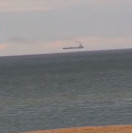 Над Азовским морем заметили летающие корабли Иногда природа устраивает представление которому трудно поверить В Голубицкой на побережье Азовского моря зрители сняли именно такой момент На видео опубликованном в Telegram канале Море зовет видны рыболовные траулеры будто зависшие над линией горизонта Автор ролика пошутил что у нас корабли летают Но никакого чуда не произошло Это фата моргана редкое оптическое явление когда слои воздуха с разной температурой создают природную линзу Она преломляет свет и меняет положение объектов В итоге траулер находившийся в море выглядел так словно парит в небе Подобные эффекты можно увидеть и в пустыне и в море там где воздух нестабилен и солнце играет с линией горизонта