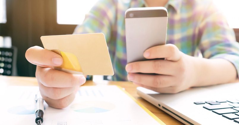 Польские власти усилили контроль над денежными переводами поступающими гражданам Украины Об этом сообщает местная пресса Теперь налоговые службы страны проверяют даже небольшие переводы без указания цели платежа Если деньги поступают регулярно и без объяснений их могут расценить как незарегистрированный доход В таких случаях счета получателей блокируются на срок до 72 часов а при необходимости до трёх месяцев